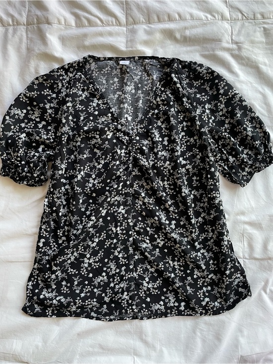 Old Navy Tops - Old Navy Black Floral V-Neck Puff Sleeve Blouse Size Medium